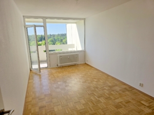 VERMIETET! Ganz oben mit tollem Blick! Neu Renoviert! 3 sonnige Zimmer mit Süd- Balkon + neuer Einbauküche + TG Platz in Oberrad!