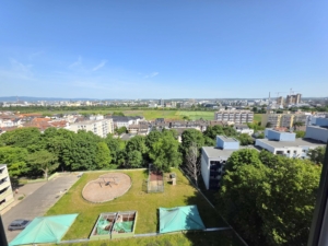 VERMIETET! Ganz oben mit tollem Blick! Neu Renoviert! 3 sonnige Zimmer mit Süd- Balkon + neuer Einbauküche + TG Platz in Oberrad!
