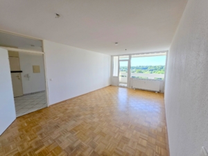 VERMIETET! Ganz oben mit tollem Blick! Neu Renoviert! 3 sonnige Zimmer mit Süd- Balkon + neuer Einbauküche + TG Platz in Oberrad!