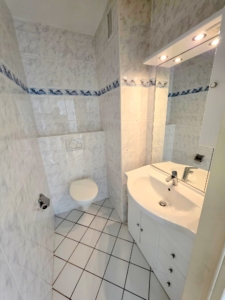 VERMIETET! Ganz oben mit tollem Blick! Neu Renoviert! 3 sonnige Zimmer mit Süd- Balkon + neuer Einbauküche + TG Platz in Oberrad!