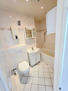 VERMIETET! Ganz oben mit tollem Blick! Neu Renoviert! 3 sonnige Zimmer mit Süd- Balkon + neuer Einbauküche + TG Platz in Oberrad!