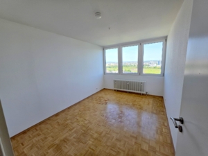 VERMIETET! Ganz oben mit tollem Blick! Neu Renoviert! 3 sonnige Zimmer mit Süd- Balkon + neuer Einbauküche + TG Platz in Oberrad!