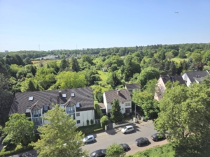 VERMIETET! Ganz oben mit tollem Blick! Neu Renoviert! 3 sonnige Zimmer mit Süd- Balkon + neuer Einbauküche + TG Platz in Oberrad!