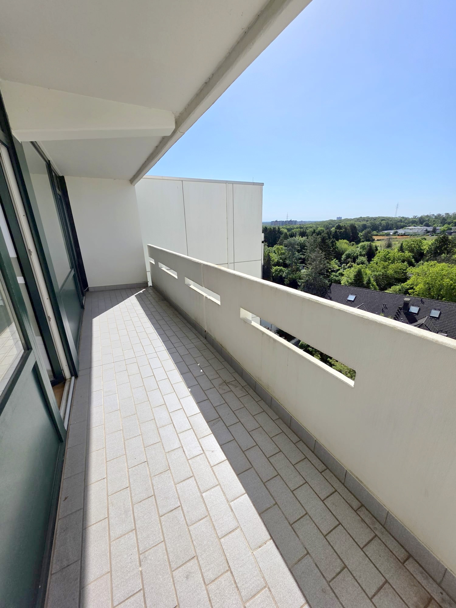 VERMIETET! Ganz oben mit tollem Blick! Neu Renoviert! 3 sonnige Zimmer mit Süd- Balkon + neuer Einbauküche + TG Platz in Oberrad!