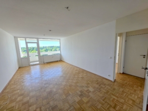 VERMIETET! Ganz oben mit tollem Blick! Neu Renoviert! 3 sonnige Zimmer mit Süd- Balkon + neuer Einbauküche + TG Platz in Oberrad!