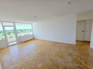 VERMIETET! Ganz oben mit tollem Blick! Neu Renoviert! 3 sonnige Zimmer mit Süd- Balkon + neuer Einbauküche + TG Platz in Oberrad!