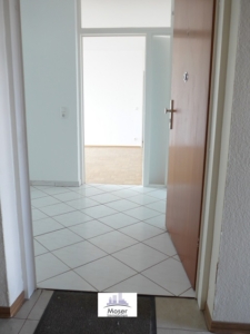 VERMIETET! Ganz oben mit tollem Blick! Neu Renoviert! 3 sonnige Zimmer mit Süd- Balkon + neuer Einbauküche + TG Platz in Oberrad!