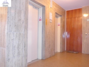 VERMIETET! Ganz oben mit tollem Blick! Neu Renoviert! 3 sonnige Zimmer mit Süd- Balkon + neuer Einbauküche + TG Platz in Oberrad!
