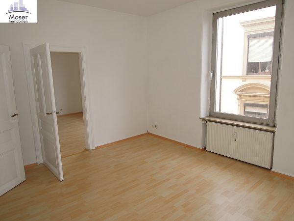 Altbaucharme mitten im Leben von Alt-Sachsenhausen: Gemütliche 3 Zimmer- Altbauwohnung mit Wannenbad