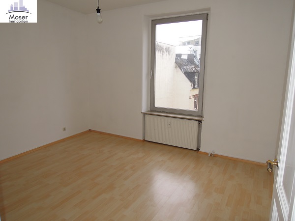 Altbaucharme mitten im Leben von Alt-Sachsenhausen: Gemütliche 3 Zimmer- Altbauwohnung mit Wannenbad