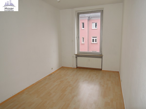 Altbaucharme mitten im Leben von Alt-Sachsenhausen: Gemütliche 3 Zimmer- Altbauwohnung mit Wannenbad