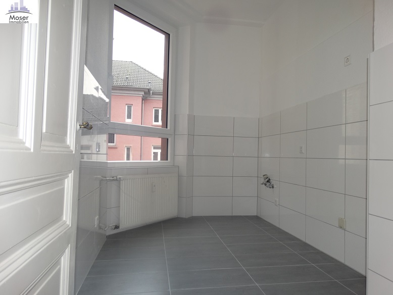Altbaucharme mitten im Leben von Alt-Sachsenhausen: Gemütliche 3 Zimmer- Altbauwohnung mit Wannenbad