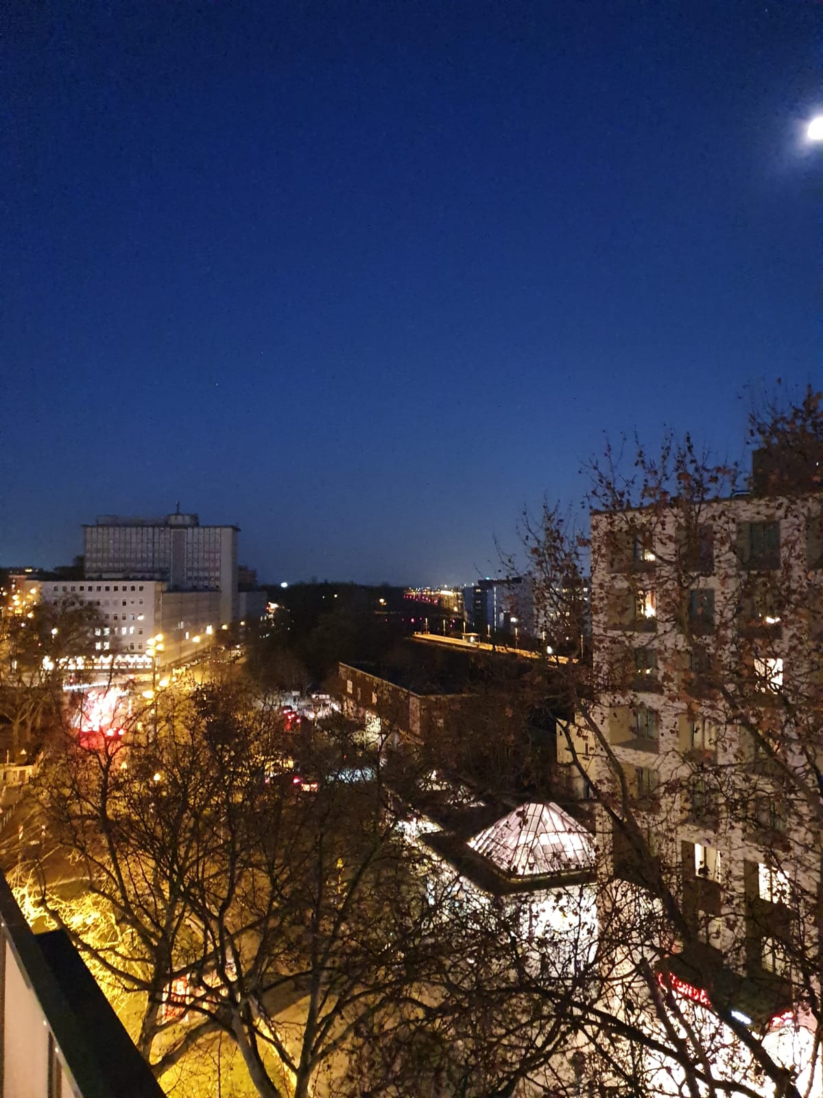 Neubau in 2020! Große 2-Zimmer Penthouse mit 2 Terrassen, Parkett, Einbauküche- zentr. Ostend Lage