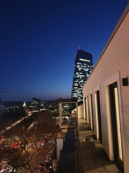 Neubau in 2020! Große 2-Zimmer Penthouse mit 2 Terrassen, Parkett, Einbauküche- zentr. Ostend Lage