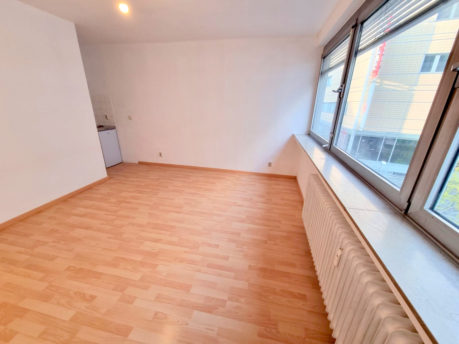 Kleines 1 Zimmer-Apartment mit neuw. Singleküche – mitten in Offenbachs Fußgängerzone