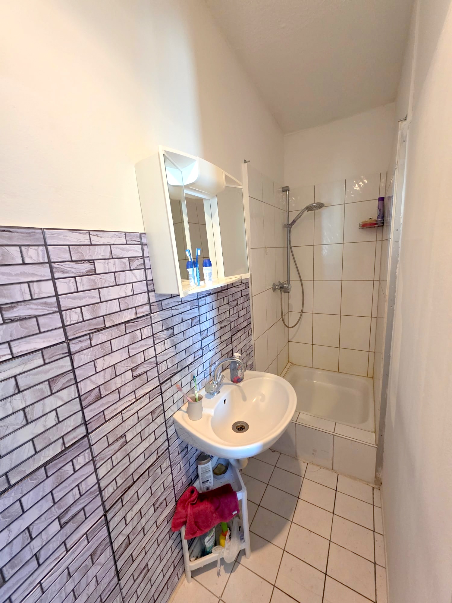 Gemütliche kleine 2-Zimmer Wohnung mit offener Einbauküche- zentral in Niederrad