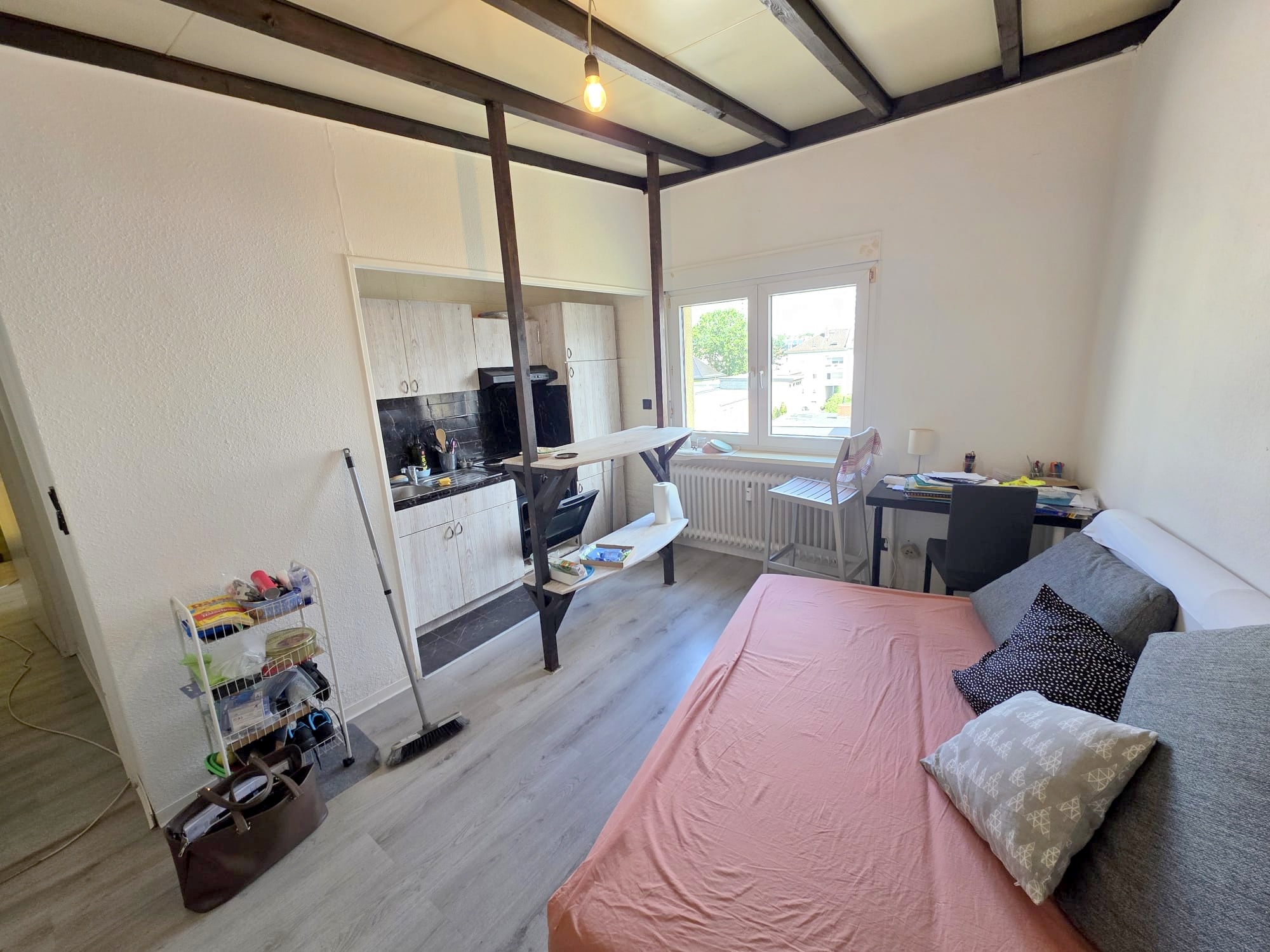 Gemütliche kleine 2-Zimmer Wohnung mit offener Einbauküche- zentral in Niederrad