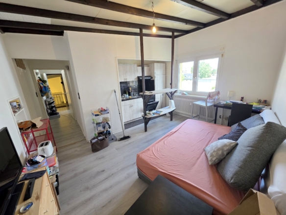 Gemütliche kleine 2-Zimmer Wohnung mit offener Einbauküche- zentral in Niederrad