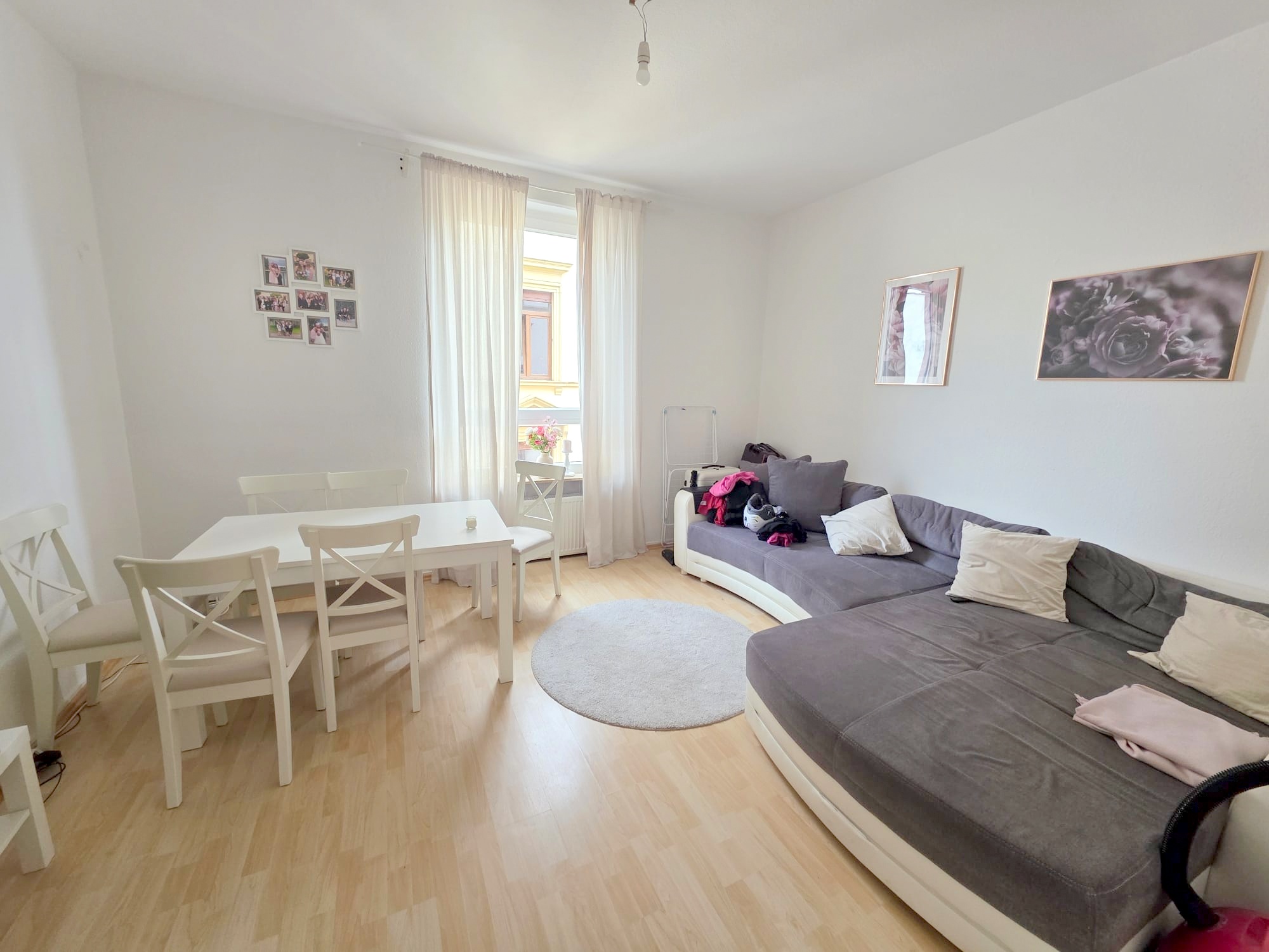 Altbaucharme mitten im Leben von Alt-Sachsenhausen: Gemütliche 3 Zimmer- Altbauwohnung mit Wannenbad
