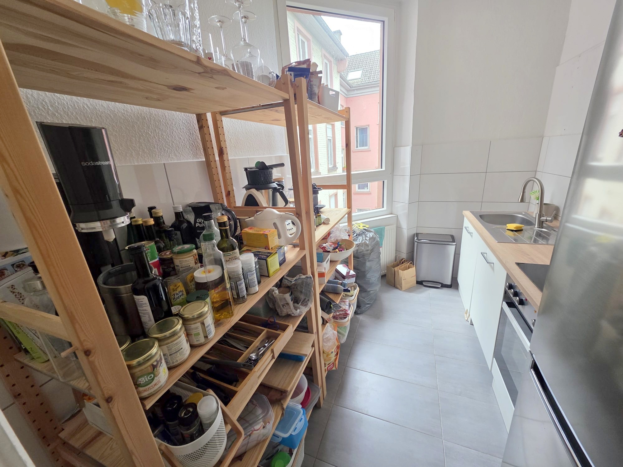 Altbaucharme mitten im Leben von Alt-Sachsenhausen: Gemütliche 3 Zimmer- Altbauwohnung mit Wannenbad