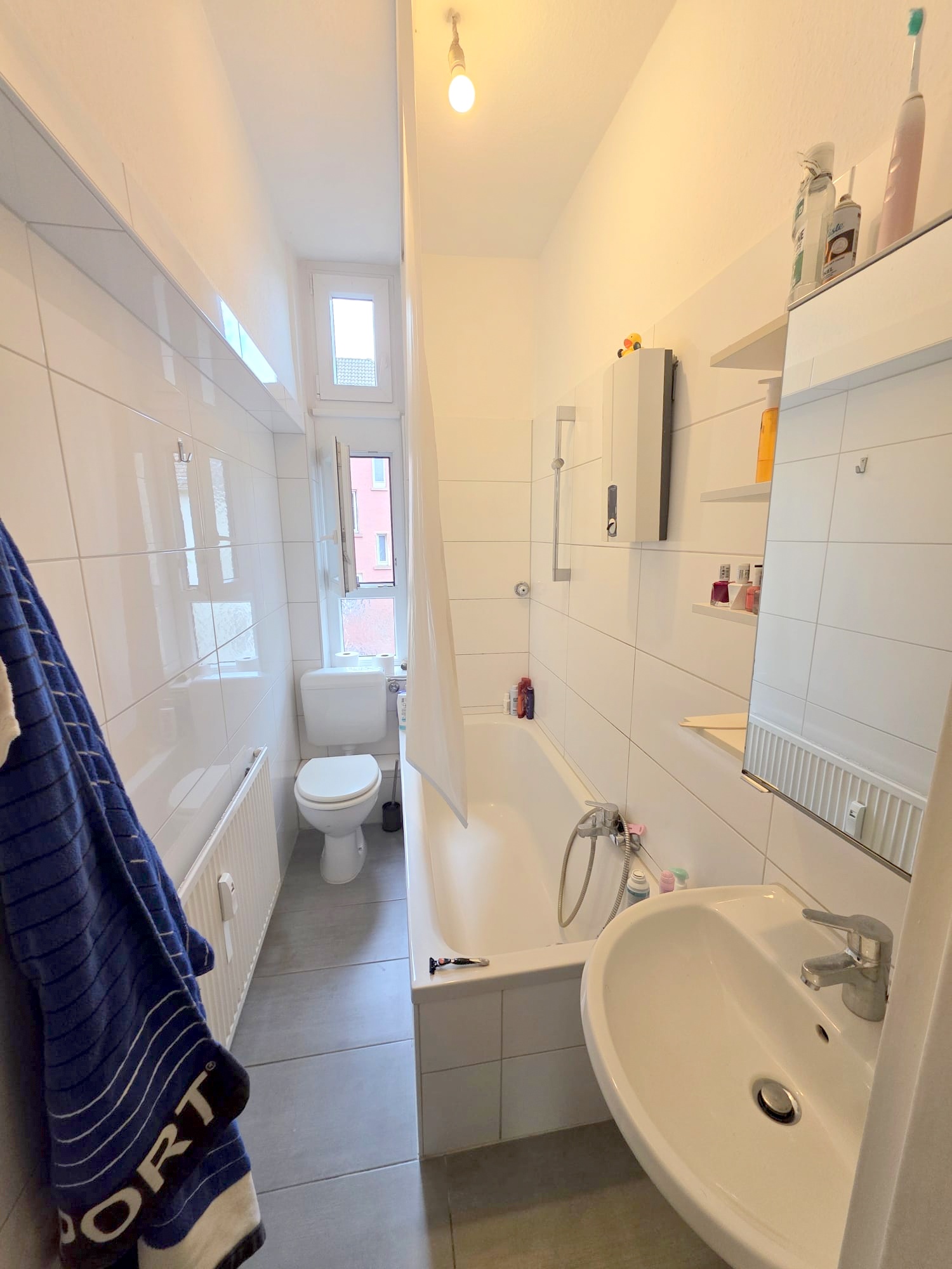 Altbaucharme mitten im Leben von Alt-Sachsenhausen: Gemütliche 3 Zimmer- Altbauwohnung mit Wannenbad