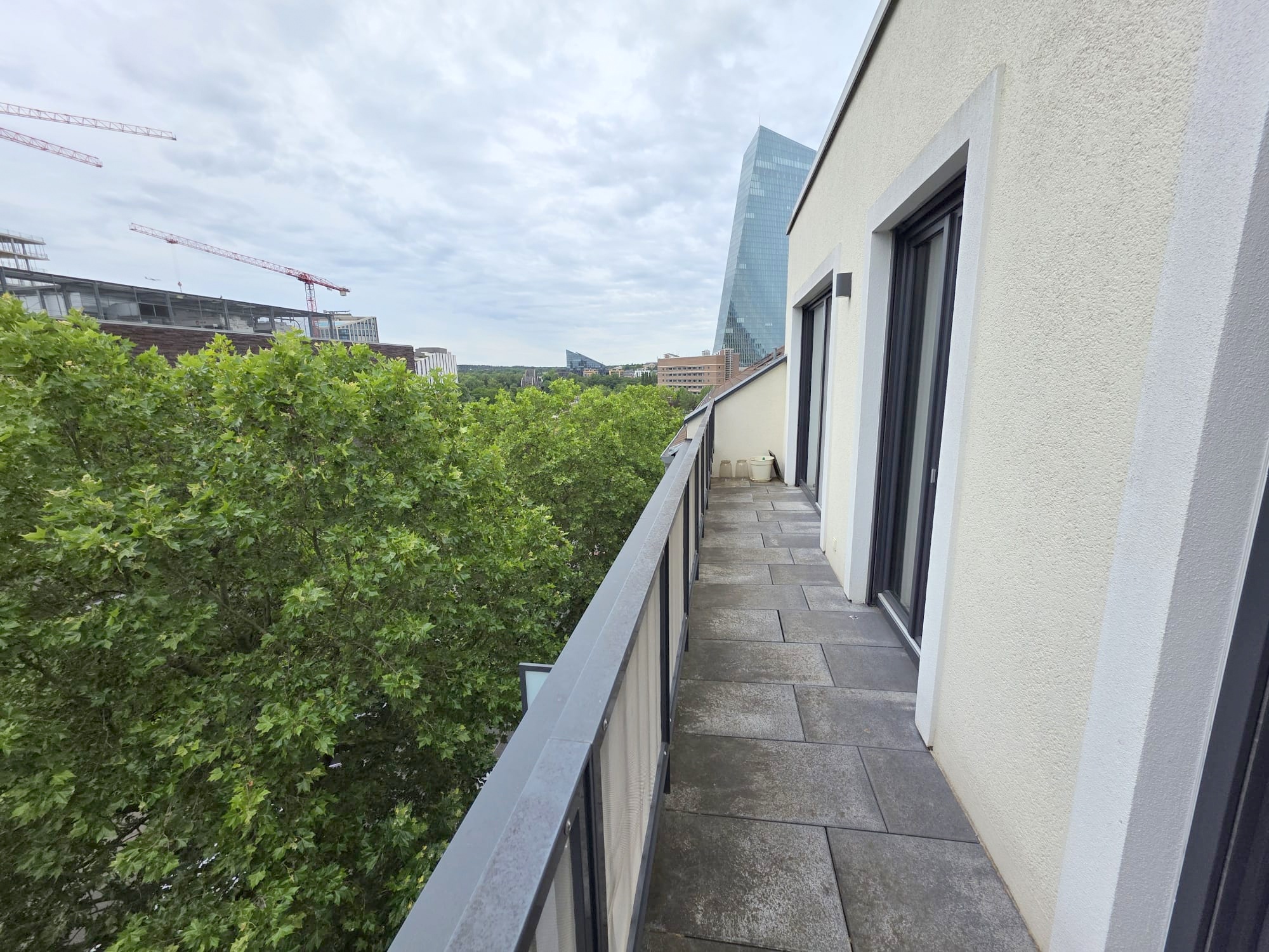 Neubau in 2020! Große 2-Zimmer Penthouse mit 2 Terrassen, Parkett, Einbauküche- zentr. Ostend Lage
