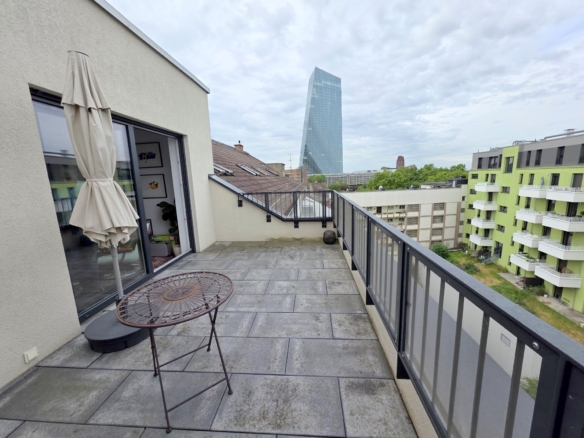 Neubau in 2020! Große 2-Zimmer Penthouse mit 2 Terrassen, Parkett, Einbauküche- zentr. Ostend Lage