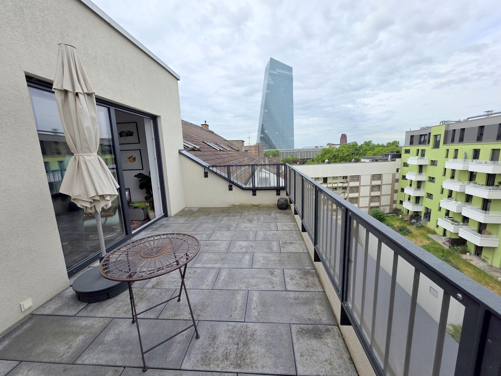 Neubau in 2020! Große 2-Zimmer Penthouse mit 2 Terrassen, Parkett, Einbauküche- zentr. Ostend Lage