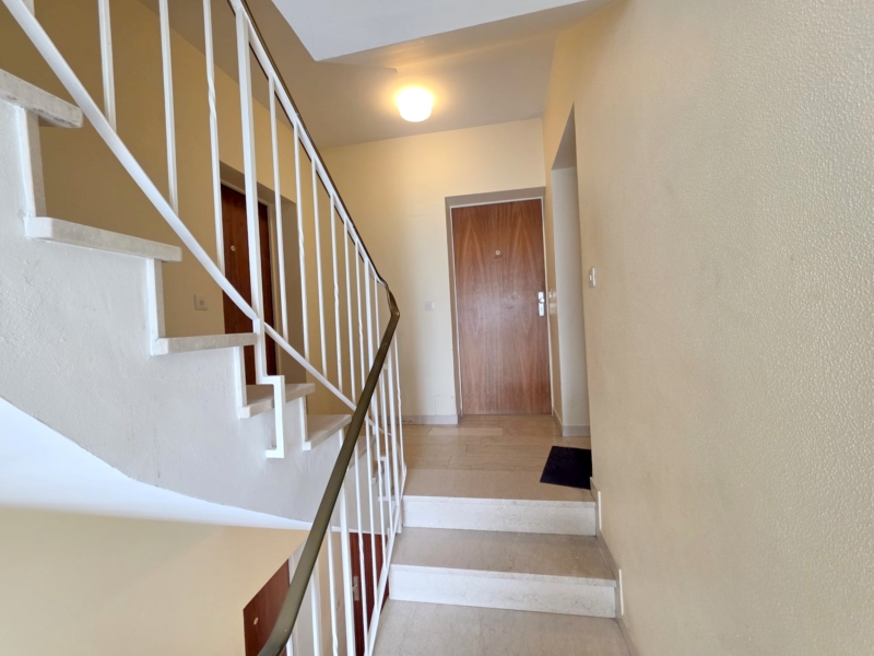 Nagelneu umfassend renoviert! Sonnige 1- Zimmerwohnung mit Balkon und Einbauküche + ggf. KFZ Platz/Garage möglich- Sachsenhausen Süd