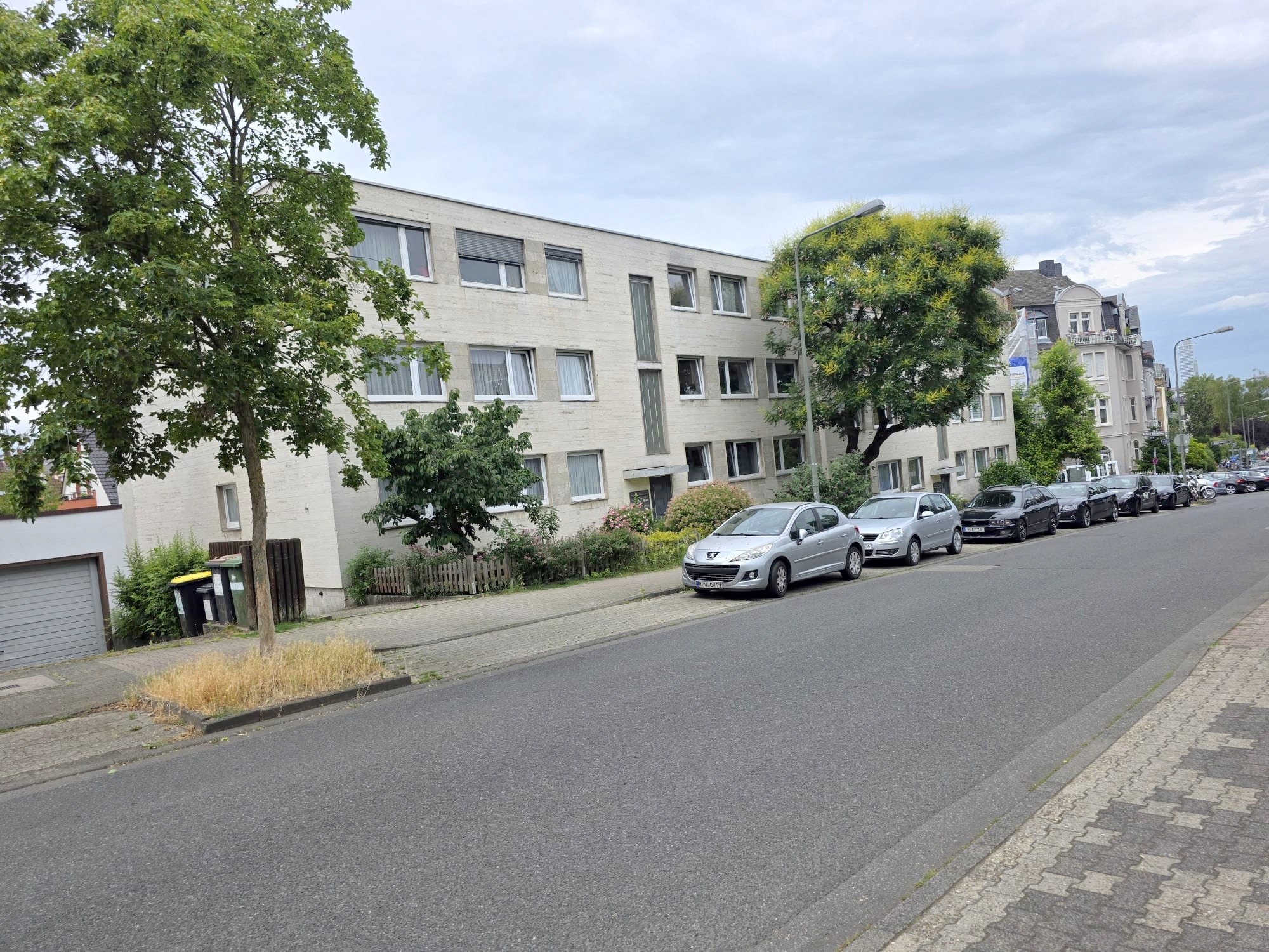 Nagelneu umfassend renoviert! Sonnige 1- Zimmerwohnung mit Balkon und Einbauküche + ggf. KFZ Platz/Garage möglich- Sachsenhausen Süd