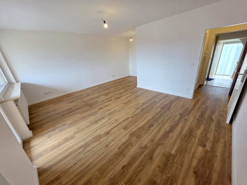 Nagelneu umfassend renoviert! Sonnige 1- Zimmerwohnung mit Balkon und Einbauküche + ggf. KFZ Platz/Garage möglich- Sachsenhausen Süd