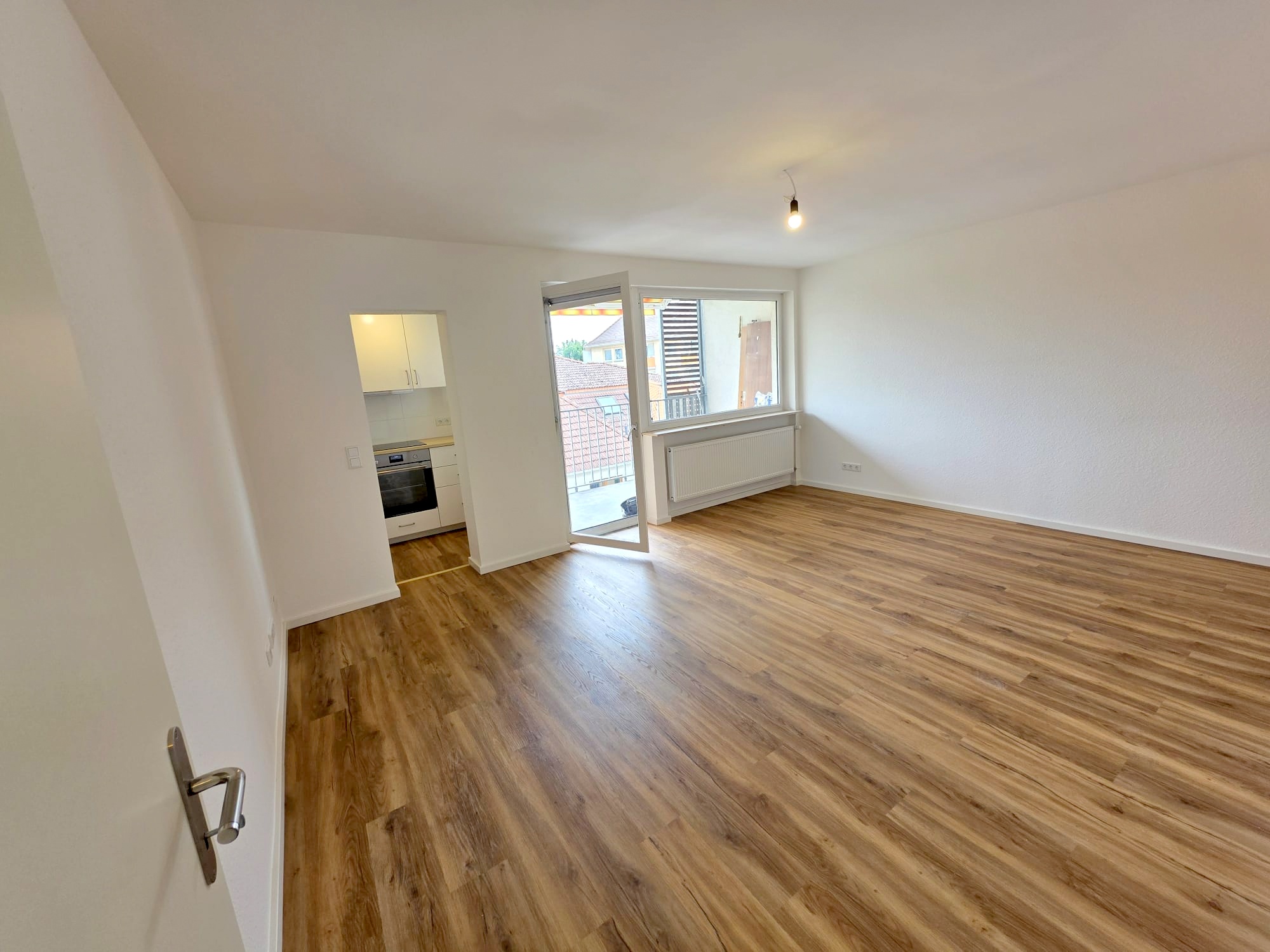 Nagelneu umfassend renoviert! Sonnige 1- Zimmerwohnung mit Balkon und Einbauküche + ggf. KFZ Platz/Garage möglich- Sachsenhausen Süd