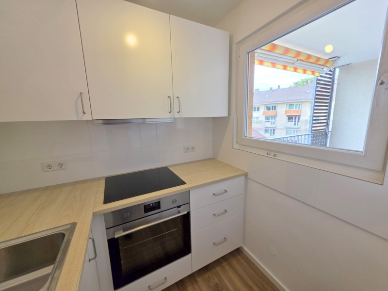 Nagelneu umfassend renoviert! Sonnige 1- Zimmerwohnung mit Balkon und Einbauküche + ggf. KFZ Platz/Garage möglich- Sachsenhausen Süd