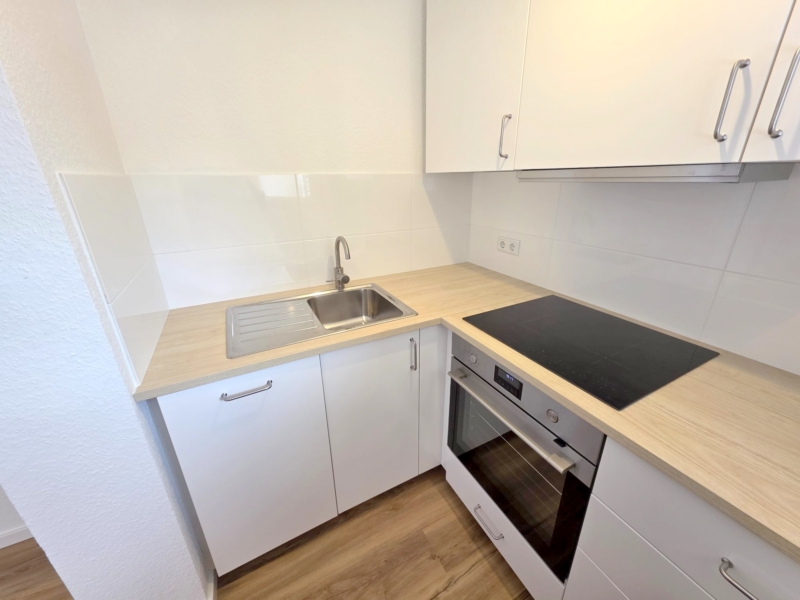 Nagelneu umfassend renoviert! Sonnige 1- Zimmerwohnung mit Balkon und Einbauküche + ggf. KFZ Platz/Garage möglich- Sachsenhausen Süd