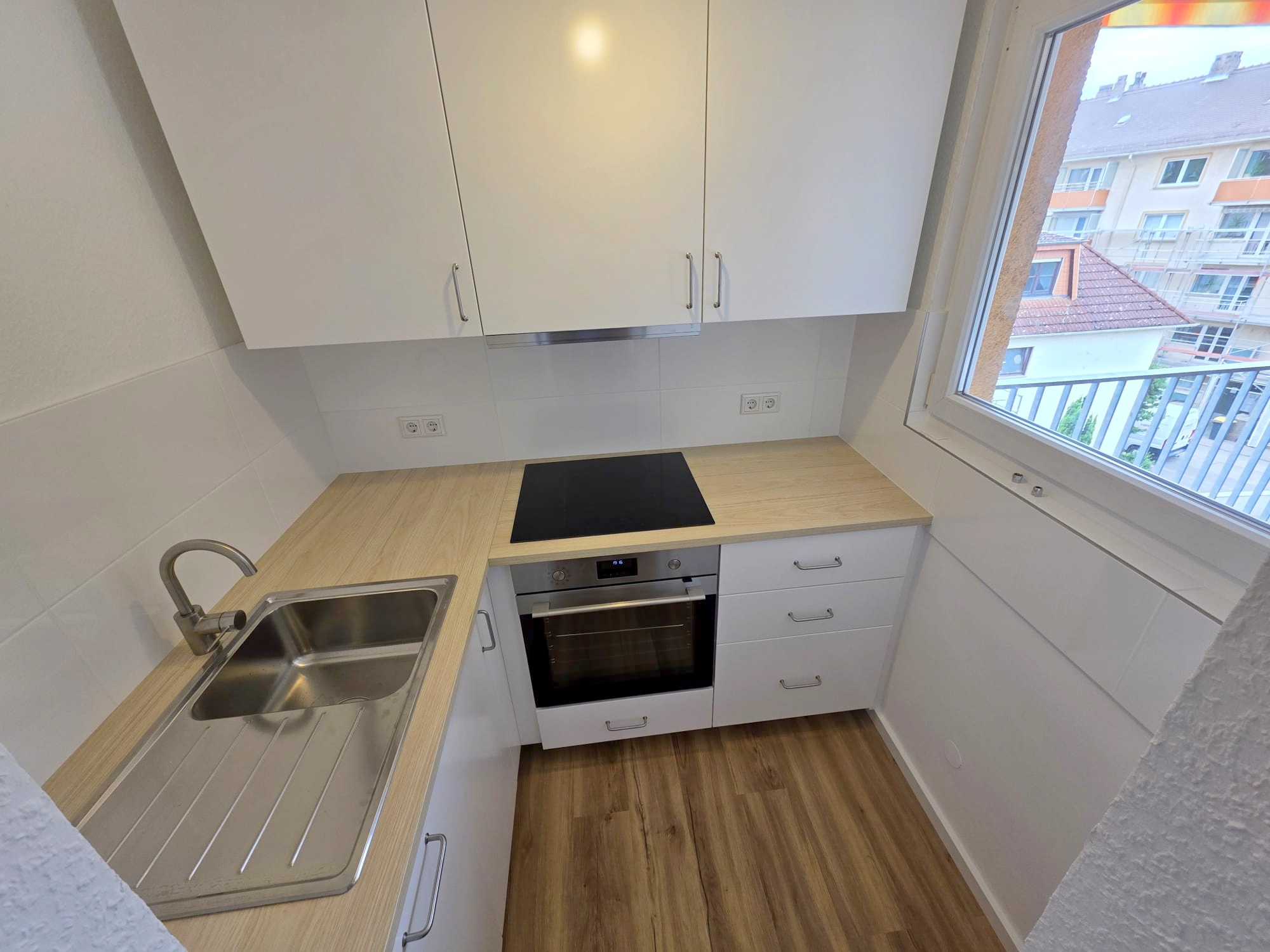 Nagelneu umfassend renoviert! Sonnige 1- Zimmerwohnung mit Balkon und Einbauküche + ggf. KFZ Platz/Garage möglich- Sachsenhausen Süd