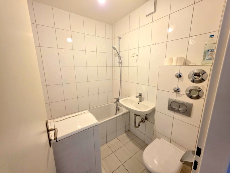 Nagelneu umfassend renoviert! Sonnige 1- Zimmerwohnung mit Balkon und Einbauküche + ggf. KFZ Platz/Garage möglich- Sachsenhausen Süd