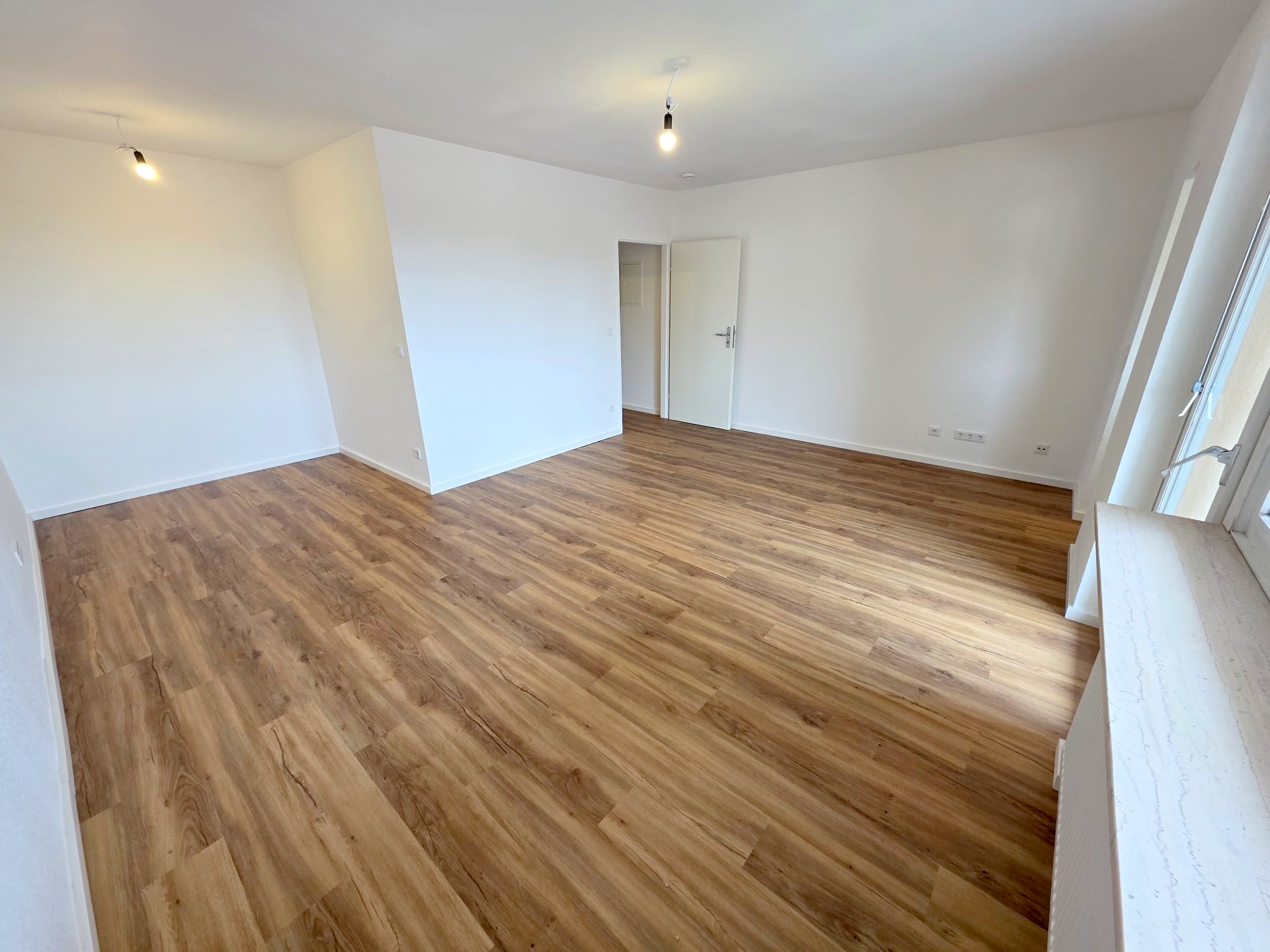 Nagelneu umfassend renoviert! Sonnige 1- Zimmerwohnung mit Balkon und Einbauküche + ggf. KFZ Platz/Garage möglich- Sachsenhausen Süd
