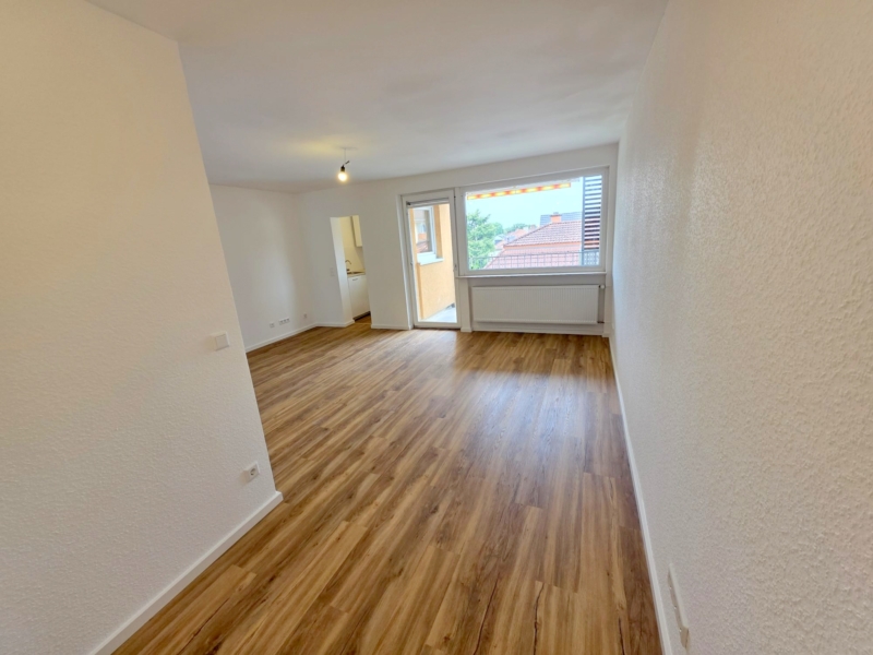 Nagelneu umfassend renoviert! Sonnige 1- Zimmerwohnung mit Balkon und Einbauküche + ggf. KFZ Platz/Garage möglich- Sachsenhausen Süd