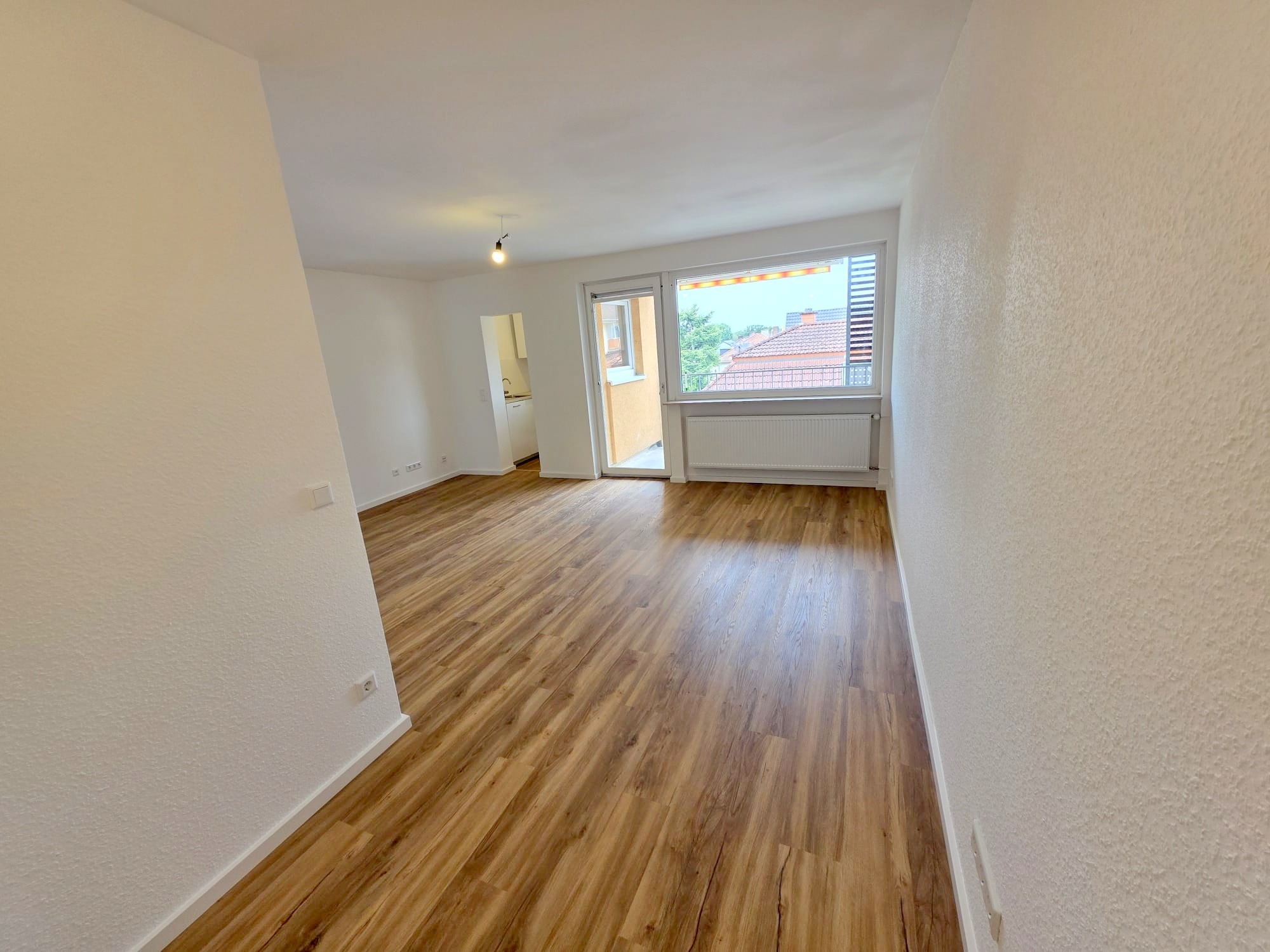 Nagelneu umfassend renoviert! Sonnige 1- Zimmerwohnung mit Balkon und Einbauküche + ggf. KFZ Platz/Garage möglich- Sachsenhausen Süd