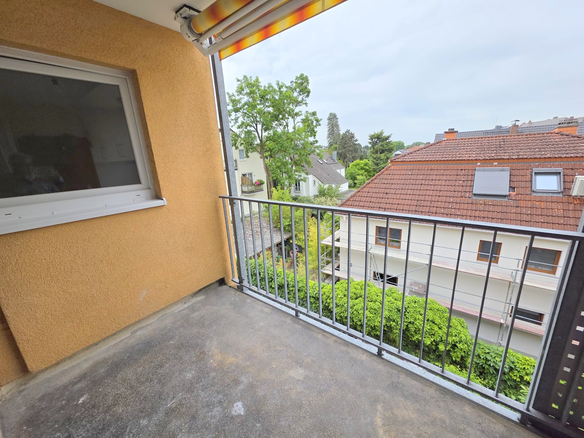 Nagelneu umfassend renoviert! Sonnige 1- Zimmerwohnung mit Balkon und Einbauküche + ggf. KFZ Platz/Garage möglich- Sachsenhausen Süd