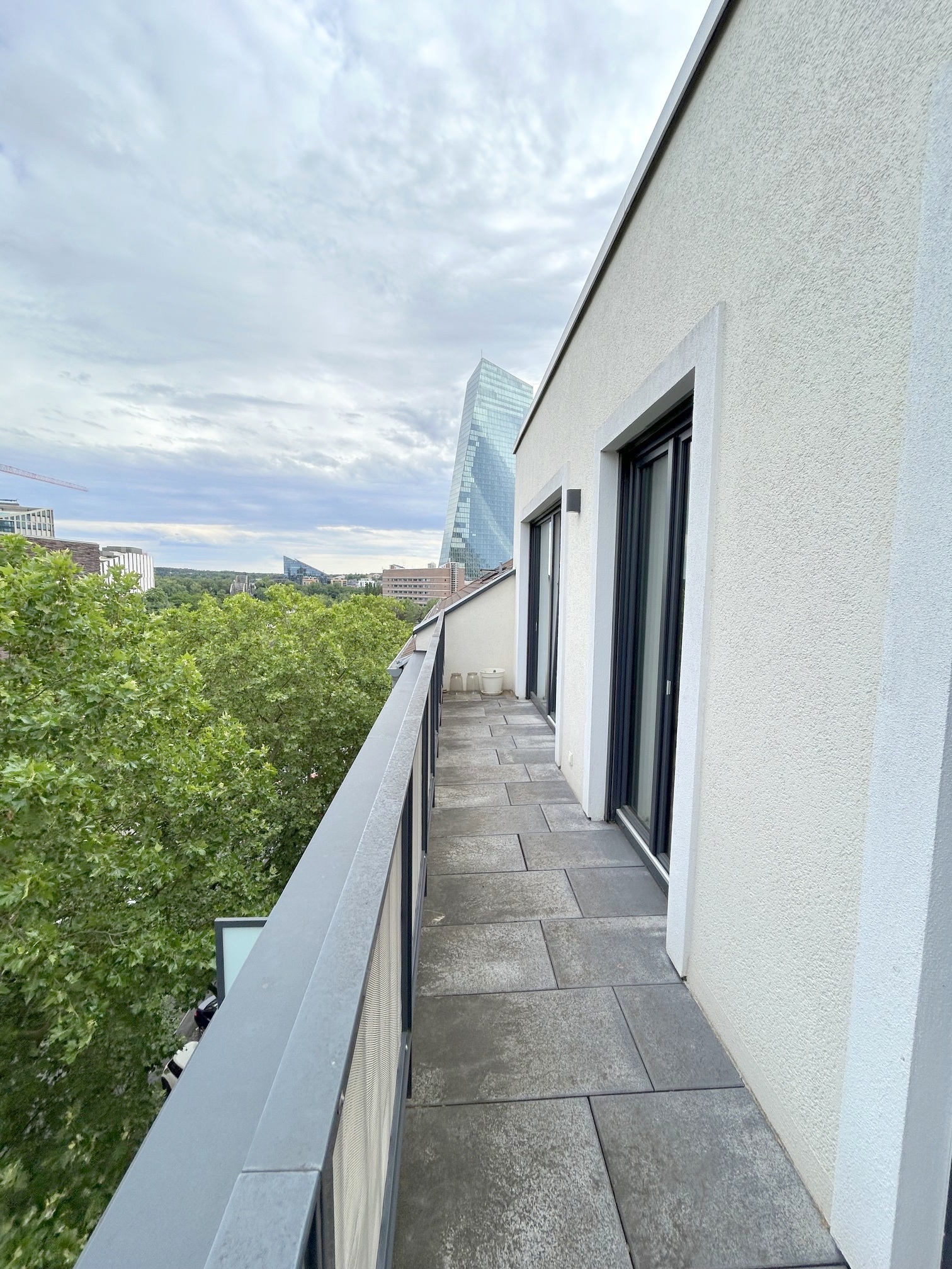 Neubau in 2020! Große 2-Zimmer Penthouse mit 2 Terrassen, Parkett, Einbauküche- zentr. Ostend Lage
