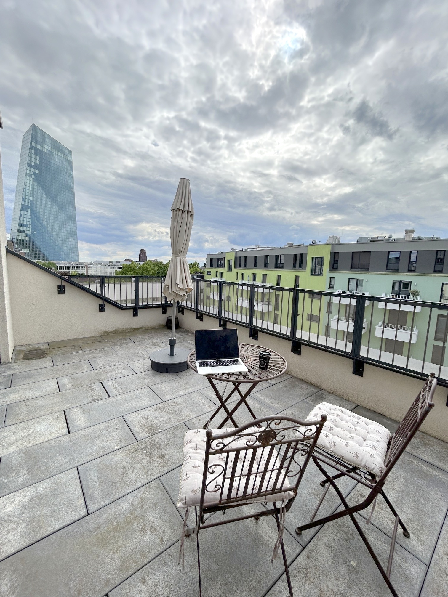 Neubau in 2020! Große 2-Zimmer Penthouse mit 2 Terrassen, Parkett, Einbauküche- zentr. Ostend Lage