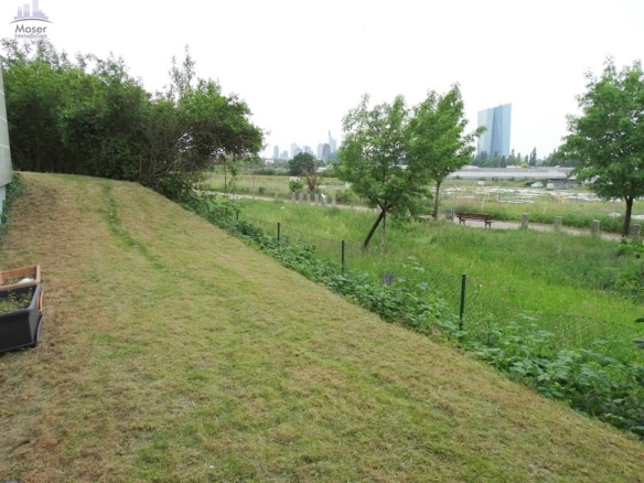Hochwertige 3-Zimmer Gartenwohnung mit Terrasse + Einbauküche + Tiefgaragenplatz – ruhig in FFM-Oberad
