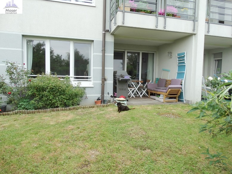 Hochwertige 3-Zimmer Gartenwohnung mit Terrasse + Einbauküche + Tiefgaragenplatz – ruhig in FFM-Oberad