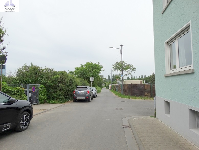 Hochwertige 3-Zimmer Gartenwohnung mit Terrasse + Einbauküche + Tiefgaragenplatz – ruhig in FFM-Oberad