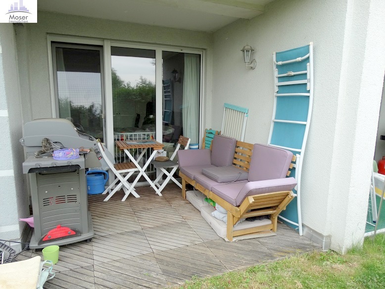 Hochwertige 3-Zimmer Gartenwohnung mit Terrasse + Einbauküche + Tiefgaragenplatz – ruhig in FFM-Oberad