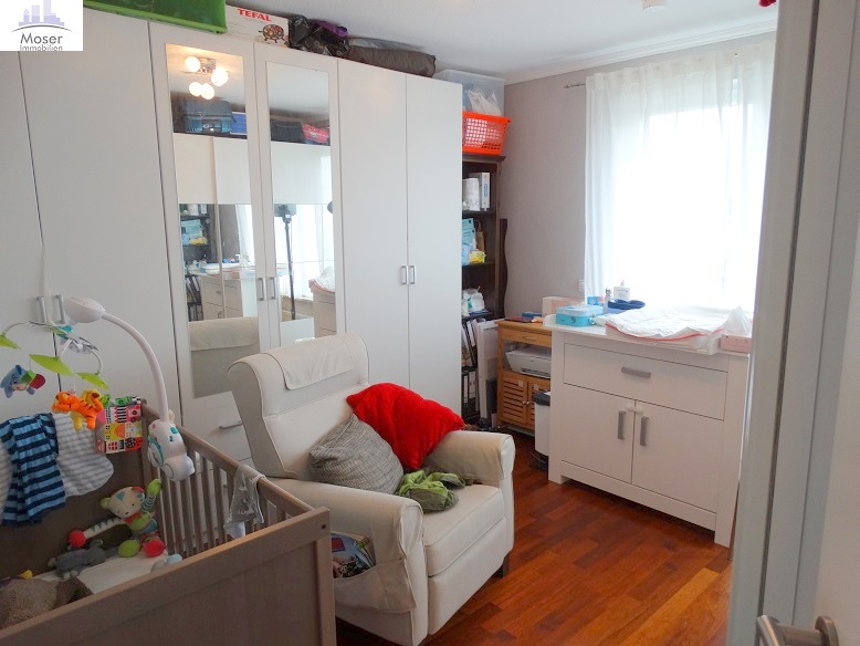 Hochwertige 3-Zimmer Gartenwohnung mit Terrasse + Einbauküche + Tiefgaragenplatz – ruhig in FFM-Oberad