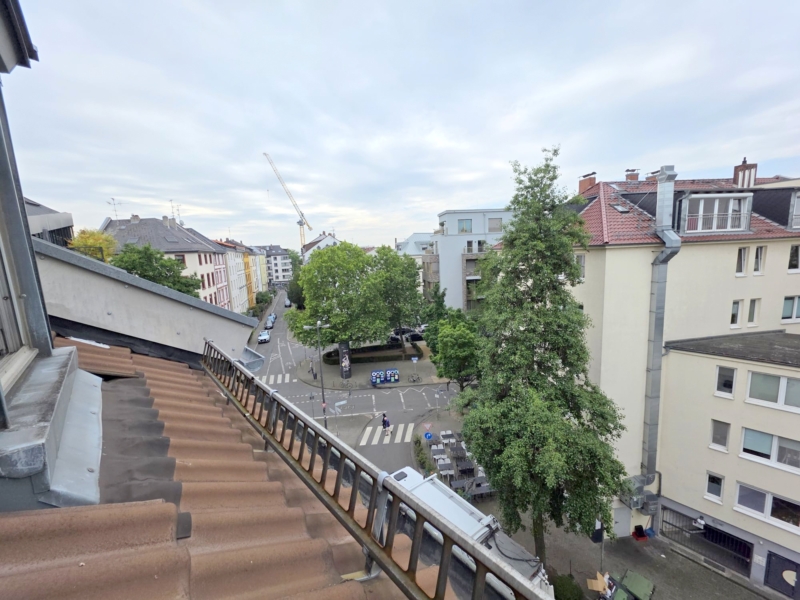 Gemütliche kleine 2-Zimmer Dachgeschoss Wohnung inkl. EBK gg.Abstand – Top Nordendlage bei Berger Straße