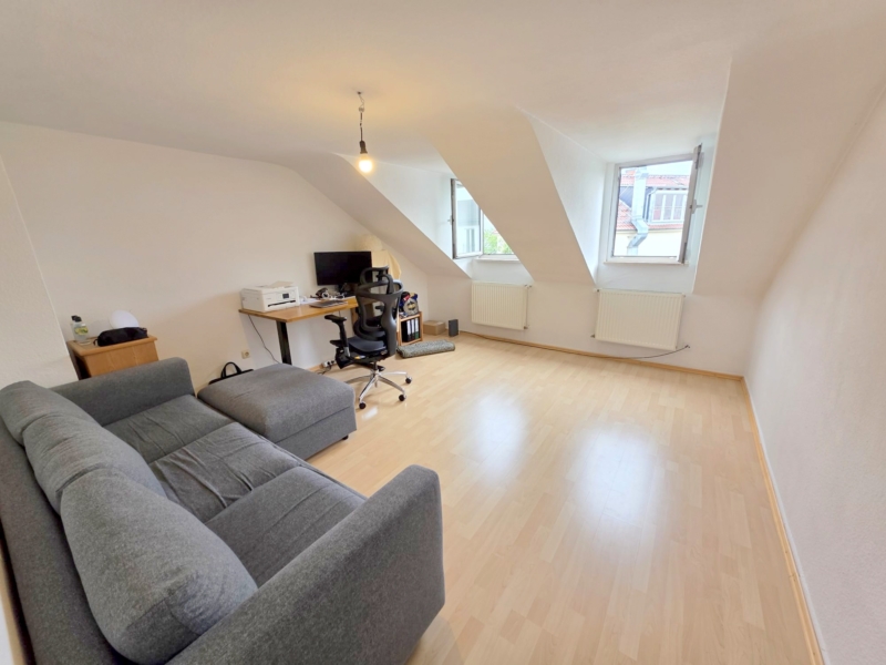 Gemütliche kleine 2-Zimmer Dachgeschoss Wohnung inkl. EBK gg.Abstand – Top Nordendlage bei Berger Straße
