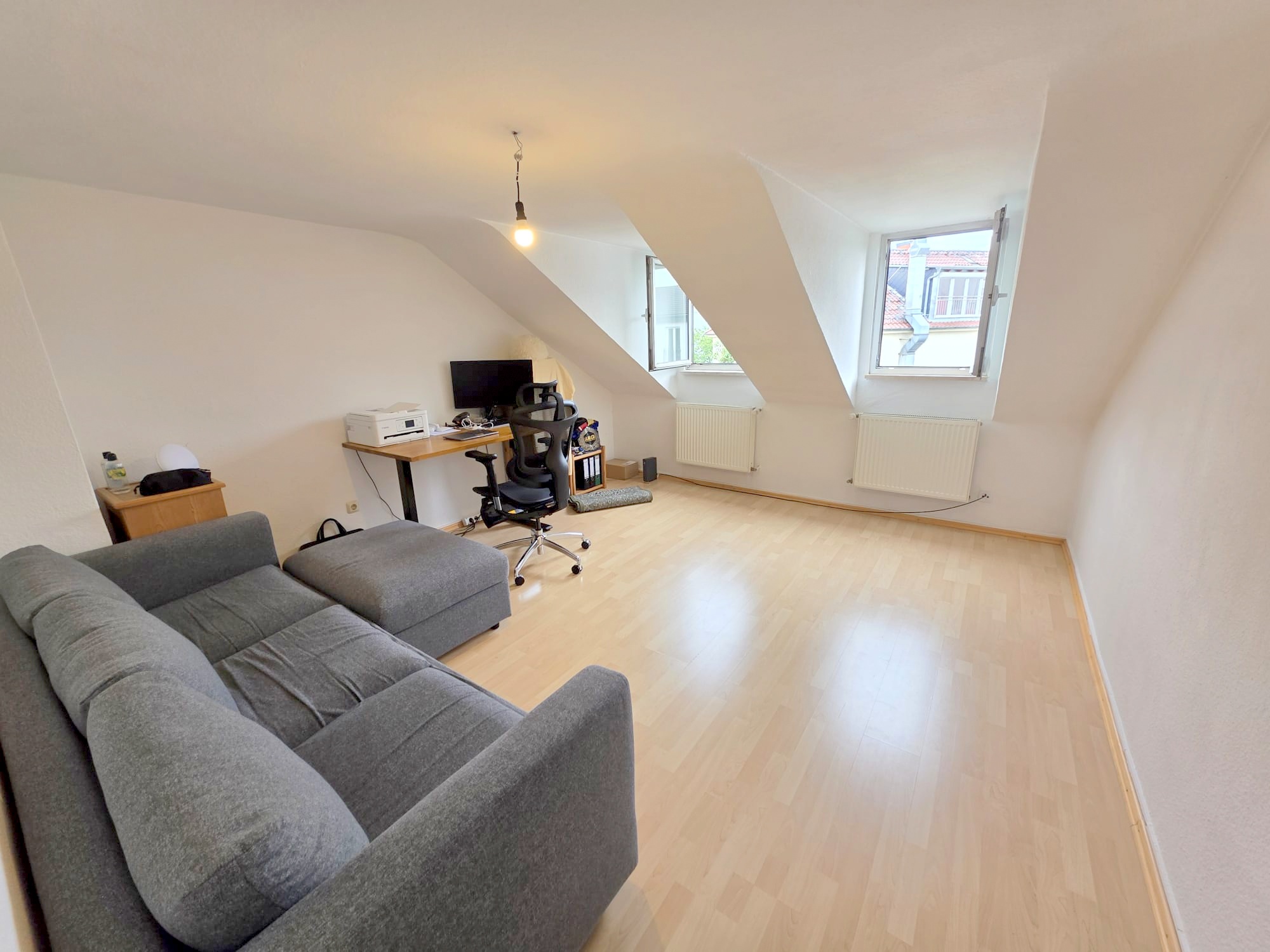 Gemütliche kleine 2-Zimmer Dachgeschoss Wohnung inkl. EBK gg.Abstand – Top Nordendlage bei Berger Straße